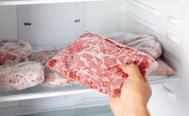 Ni fuera del frigorífico ni en el microondas: el truco casero para descongelar la carne en solo 30 minutos