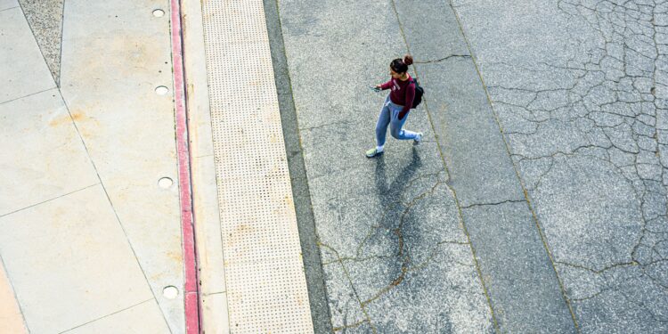 Esta mujer tropezó en la calle de camino a casa, demandó al Gobierno y ganó el caso: ahora recibirá una indemnización millonaria