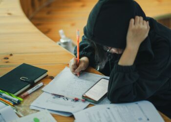 Estudiar algunas horas más ayuda al éxito en la universidad, pero los científicos revelan el verdadero secreto para desarrollar la inteligencia