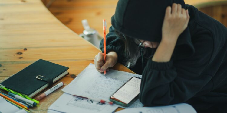 Estudiar algunas horas más ayuda al éxito en la universidad, pero los científicos revelan el verdadero secreto para desarrollar la inteligencia