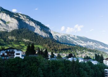 Los multimillonarios sorprenden a todos y deciden guardar sus fortunas en lujosos búnkeres a 100 metros de profundidad dentro de las rocas en Suiza