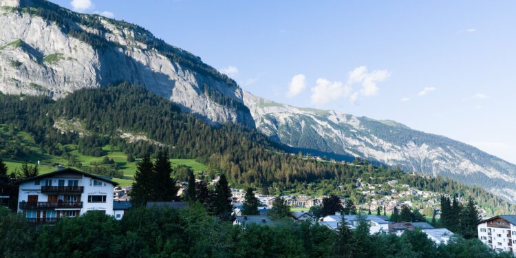 Los multimillonarios sorprenden a todos y deciden guardar sus fortunas en lujosos búnkeres a 100 metros de profundidad dentro de las rocas en Suiza