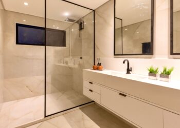El reinado de las mamparas de ducha llegó a su fin: la nueva tendencia de 2026 hace que el baño sea más moderno y funcional