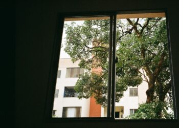 Adiós al aire acondicionado: poner papel de aluminio en las ventanas, para qué sirve y por qué los arquitectos lo recomiendan