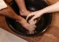Lavar los pies con sal y vinagre: por qué los expertos recomiendan esta práctica y para qué sirve