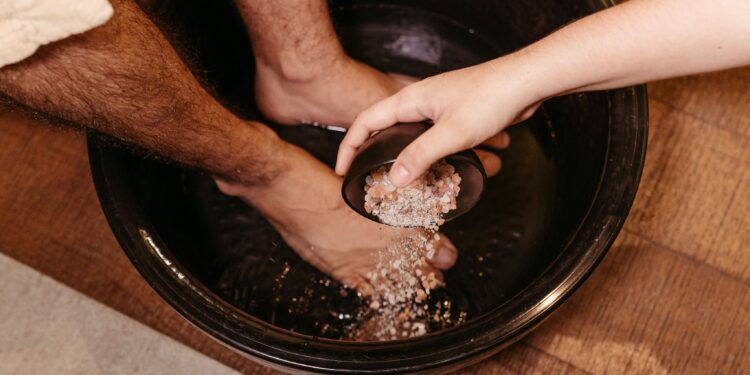 Lavar los pies con sal y vinagre: por qué los expertos recomiendan esta práctica y para qué sirve
