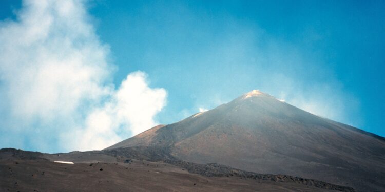 Tras el terremoto en Colombia y la alerta de tsunami en Europa, una nube de ceniza de un volcán en Italia provoca la cancelación de vuelos