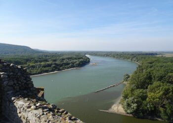 La sequía alcanza niveles extremos y barcos de la Segunda Guerra Mundial están emergiendo en el río Danubio