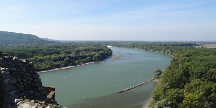 La sequía alcanza niveles extremos y barcos de la Segunda Guerra Mundial están emergiendo en el río Danubio