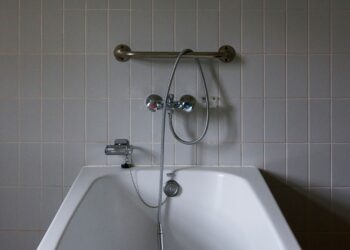 Adiós a las bañeras: la nueva tendencia en 2026 es más moderna y amplía el espacio del baño