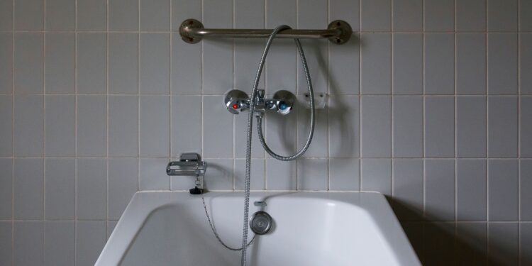 Adiós a las bañeras: la nueva tendencia en 2026 es más moderna y amplía el espacio del baño