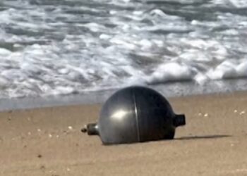 6 esferas metálicas aparecen en una playa de Australia y las autoridades descubren que procedían de una nave espacial