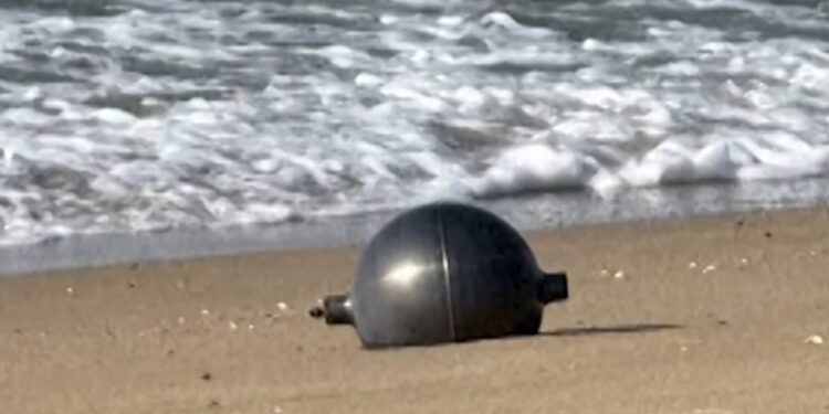 6 esferas metálicas aparecen en una playa de Australia y las autoridades descubren que procedían de una nave espacial