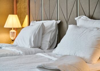 La ropa de cama no debe cambiarse ni cada quince días ni una vez al mes: este es el intervalo ideal para hacerlo