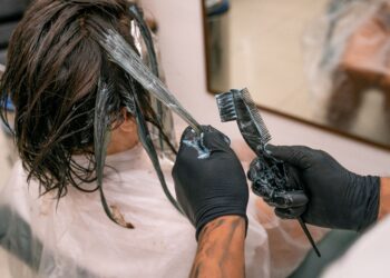 Adiós a las canas: una mezcla casera sin tintes ni productos químicos puede restaurar rápidamente el color