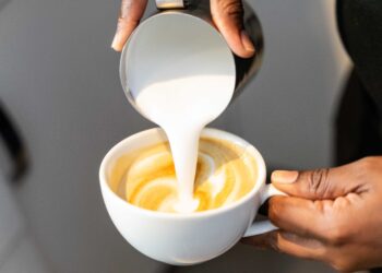 Adiós al café con leche: el truco escandinavo con bebida de avena hace que tu elección sea mucho más ligera para el estómago