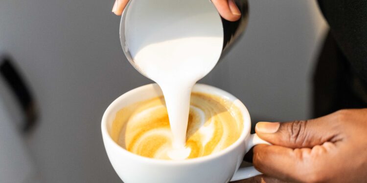 Adiós al café con leche: el truco escandinavo con bebida de avena hace que tu elección sea mucho más ligera para el estómago