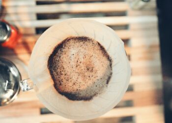 Tirar posos de café usados al inodoro: para qué sirve y por qué cada vez más personas lo recomiendan