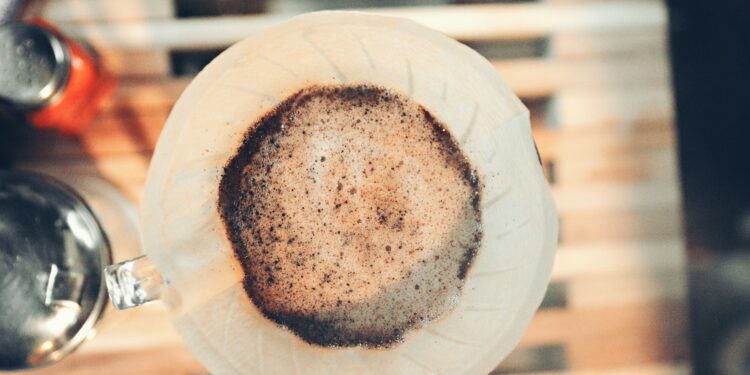 Tirar posos de café usados al inodoro: para qué sirve y por qué cada vez más personas lo recomiendan