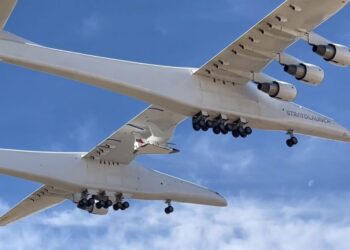 6 motores y 117 metros: el avión que supera el tamaño de un campo de fútbol