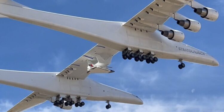 6 motores y 117 metros: el avión que supera el tamaño de un campo de fútbol