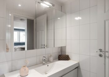 Adiós a los baños blancos y sin color: la nueva tendencia para 2026 mezcla texturas y rompe con la frialdad del ambiente