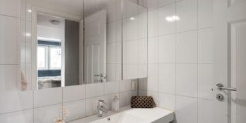 Adiós a los baños blancos y sin color: la nueva tendencia para 2026 mezcla texturas y rompe con la frialdad del ambiente
