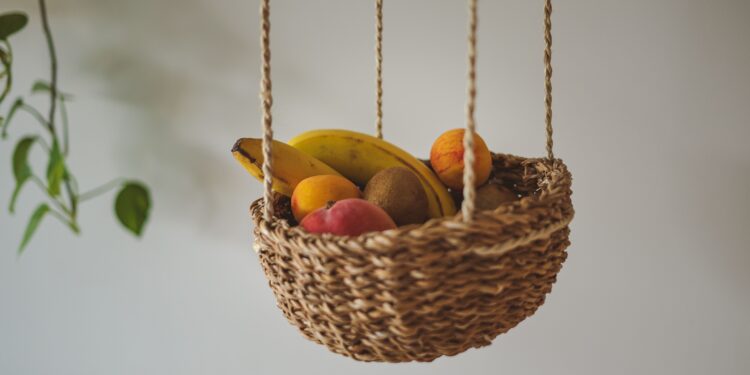 Si tienes una cesta de frutas rota en casa, tienes un tesoro: una idea inesperada para usarla lejos de la cocina