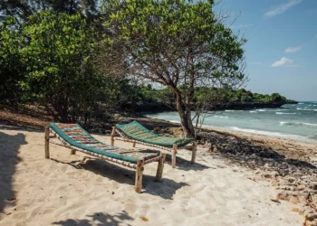 Mujer alemana encuentra una isla deshabitada en África y construye un paraíso protegido donde los turistas ayudan a financiar la conservación