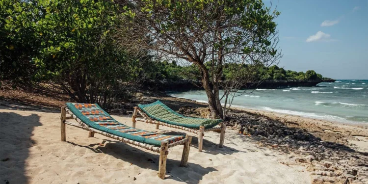 Mujer alemana encuentra una isla deshabitada en África y construye un paraíso protegido donde los turistas ayudan a financiar la conservación