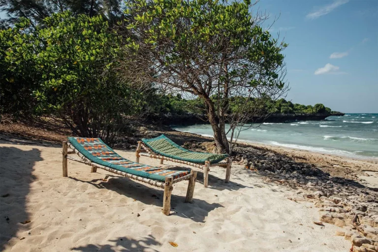 Mujer alemana encuentra una isla deshabitada en África y construye un paraíso protegido donde los turistas ayudan a financiar la conservación