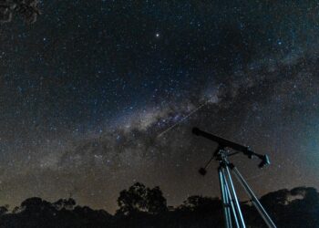 Un telescopio apuntado hacia el espacio captura la señal de un evento ocurrido en el pasado