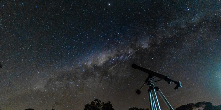 Un telescopio apuntado hacia el espacio captura la señal de un evento ocurrido en el pasado