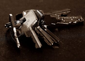 Rociar vinagre en las llaves de casa: para qué sirve y por qué se recomienda