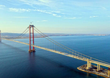 El puente colgante más grande del mundo tiene 2.000 metros y conecta 2 continentes en solo 6 minutos