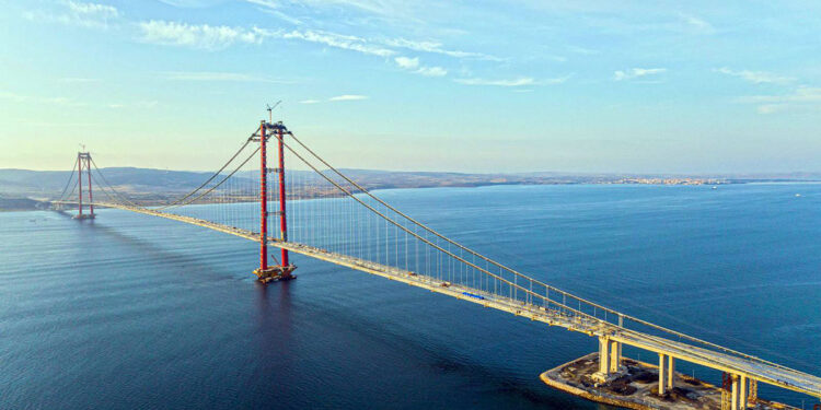 El puente colgante más grande del mundo tiene 2.000 metros y conecta 2 continentes en solo 6 minutos