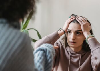 Lo que dice la psicología sobre las personas que se rascan la cabeza mientras conversan