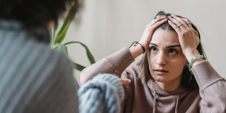 Lo que dice la psicología sobre las personas que se rascan la cabeza mientras conversan