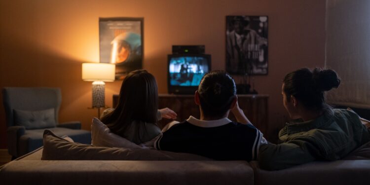 Lo que dice la psicología sobre las personas que suelen volver a ver películas y series