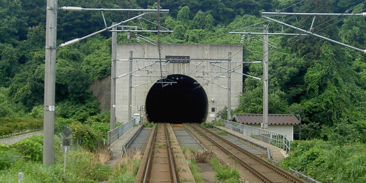 Túnel de 54 kilómetros en Japón conecta 2 grandes islas y los trenes pasan a 240 metros por debajo del nivel del océano