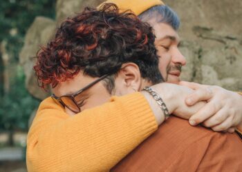 Lo que dice la psicología sobre las personas que no les gusta abrazar ni ser abrazadas