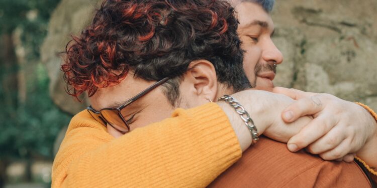 Lo que dice la psicología sobre las personas que no les gusta abrazar ni ser abrazadas