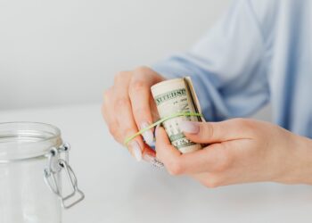 Envolver dinero en papel de aluminio: para qué sirve y por qué cada vez más personas lo hacen