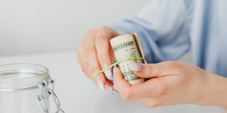 Envolver dinero en papel de aluminio: para qué sirve y por qué cada vez más personas lo hacen