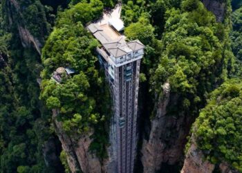 China construyó ascensor metros frente