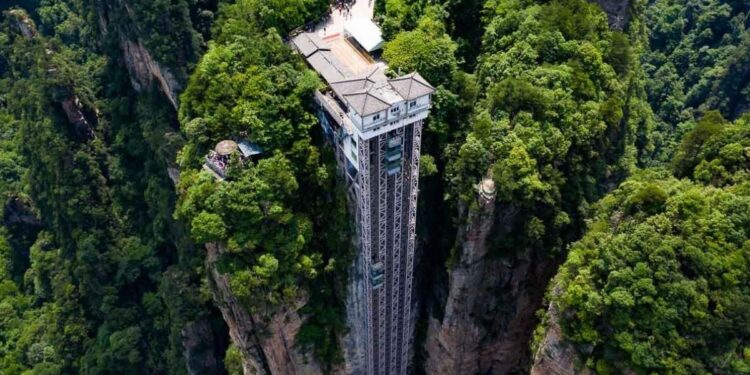 China construyó ascensor metros frente