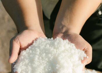Colocar sal gruesa tabla cortar