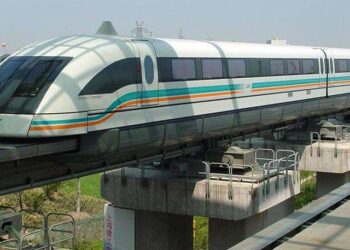 Mientras un avión convencional vuela a 840 km/h, este tren en China no se queda atrás