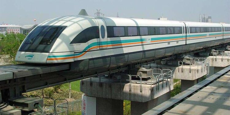 Mientras un avión convencional vuela a 840 km/h, este tren en China no se queda atrás