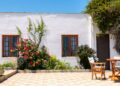 Adiós a las paredes blancas en el patio de casa: la nueva tendencia para 2026 es más elegante y práctica